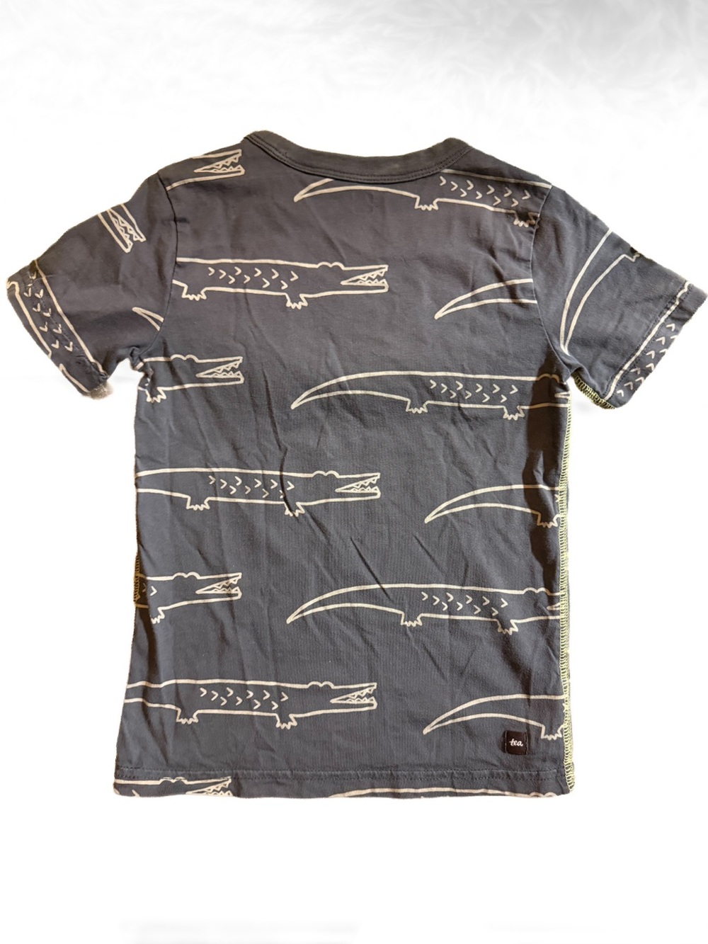 Tea Collection Nile Crocodiles Gray Cotton Tee Shirt Size 5 Soft Sensory unisex - Picture 2 of 6